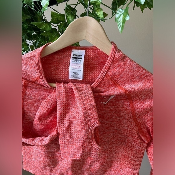 Gymshark pink crop top long sleeve with thumb holes size medium - Picture 3 of 6